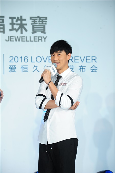 林峰白衬衫黑领带经典搭配 亲自为粉丝带项链不怕被「撩」