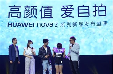 张艺兴与粉丝互动 迷妹害羞表白偶像