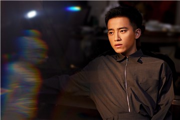周政杰亮相品牌私享对谈，经典黑白诠释俊逸潮流