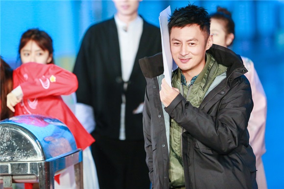 余文乐《24小时》弃型男包袱 穿东北大花袄扭秧歌