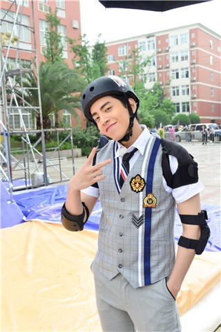 王大陆校服上身帅气亮相 满分少年感将出演学霸男神