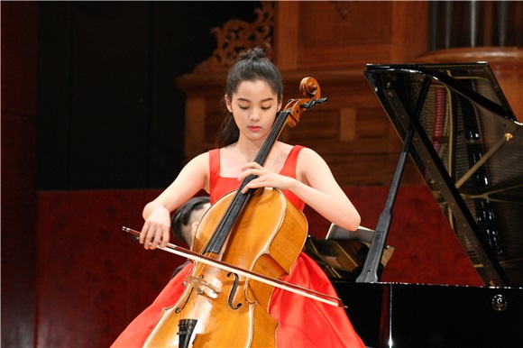 欧阳娜娜、江天霖出演214相信爱音乐演奏会