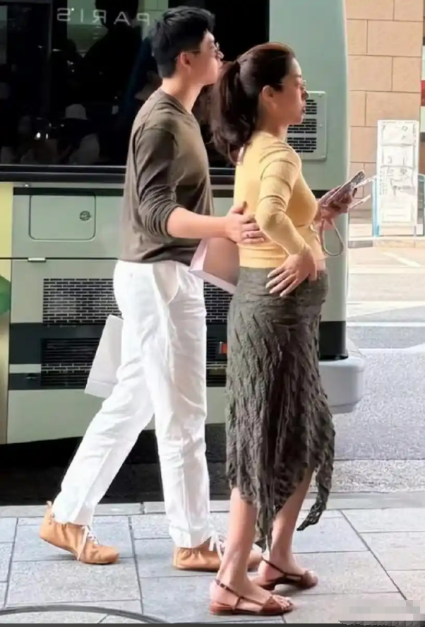 杨采钰日本被偶遇小腹凸起疑怀孕 2月曾现身妇儿医院引猜测