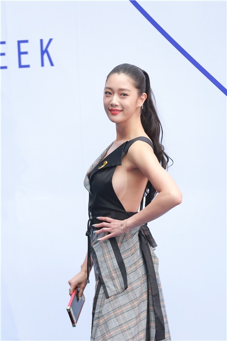 CLARA、文熙景、金允书、崔允英、玄英等出席2017F/W首尔时装周活动