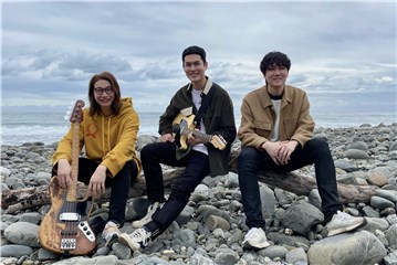 宇宙人拍《蓝色的你》MV  偷闲Chill享无敌海景