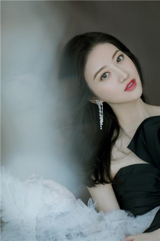 景甜现身成龙国际电影周闭幕式 温婉优雅又仙又美