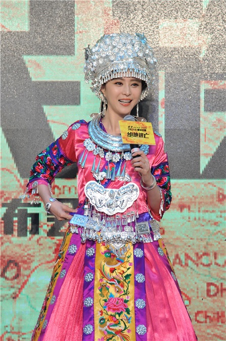 成龙《绝地逃亡》发布会「最炫民族风」跳舞卖萌 范冰冰变身「最美苗族小妹」