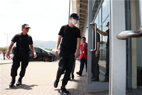 韩团XEO成员离港 粉丝热情道别
