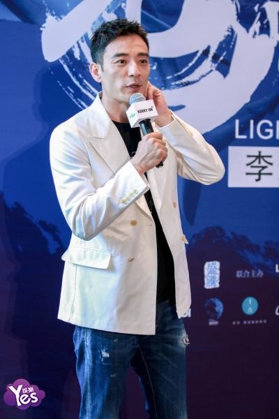 〈Yes 北京现场〉李光洁出席公益摄影展开幕式 与小朋友大跳「鲨鱼舞」