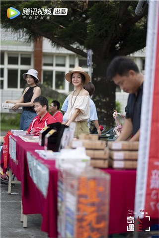 阿雅与志愿者们一起筹款义卖