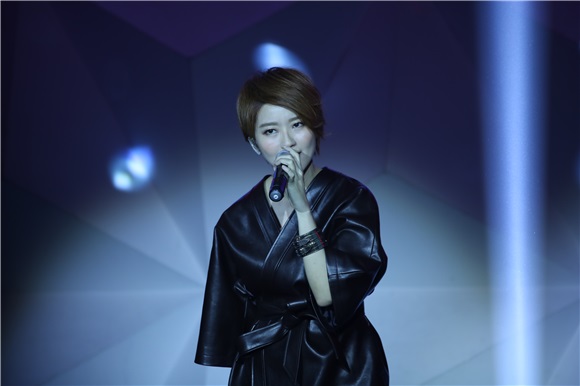 新加坡天后蔡淳佳办新歌首唱会 独立作曲《自画像》探索内心世界