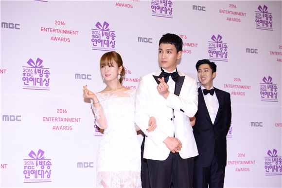 刘在石、HAHA、郑俊河等一同走上「2016 MBC放送演艺大赏」红毯