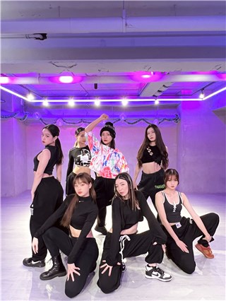 丁当独家跨年献桃园  携6位性感猫女郎有诚意跨年show