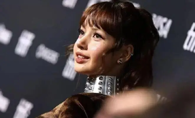 Lisa个人纪录片引发全网热议 父亲爆料其渴望拥有孩子与平凡家庭
