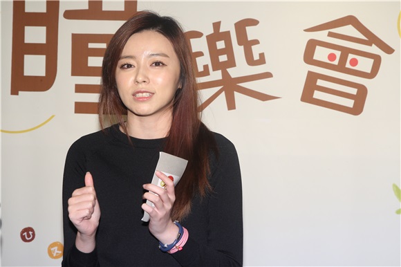 王瞳推出伴手礼,艾成带豪气钻石出场