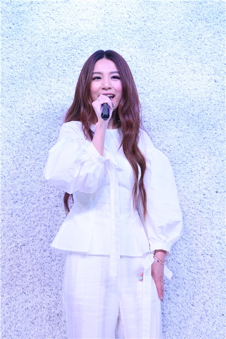 Hebe田馥甄上海出席品牌代言活动 白色两件式裤装献唱干练飘逸