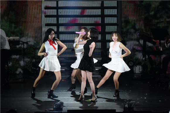 IU.李准基 IU台北演唱会