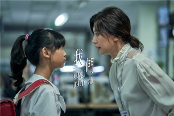 素颜出镜《我们与恶的距离》，DHC代言人贾静雯展现幸福多面人生