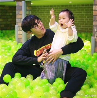 秦昊爱上了单眼皮女孩 直呼:怎么爱都爱不够!