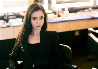 霸道总boss颖上线！Angelababy黑色西装黑金格调气场全开