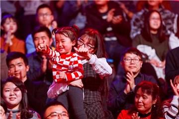 李威妻女加油