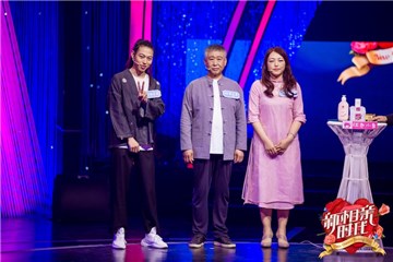 男嘉宾头发长过女孩