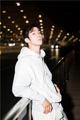 李治廷前往米兰男装周 《白发》热播无忧喝逆雪变白发
