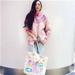 女儿手绘的帆布包 让吴佩慈感动直说：最珍贵的东西