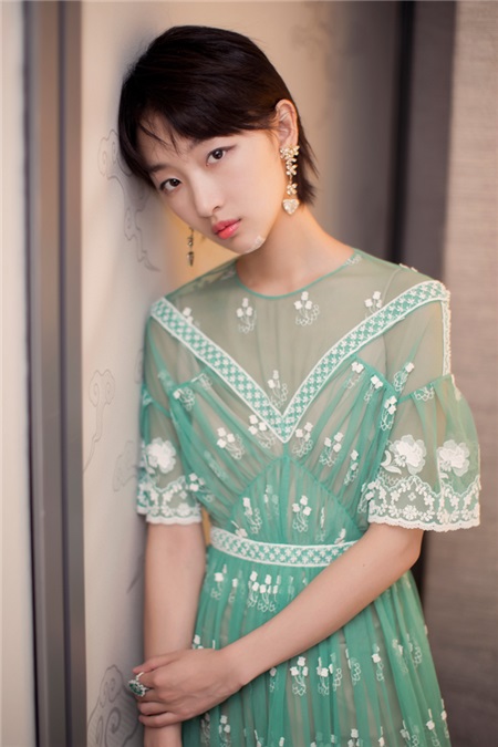 周冬雨优雅现身微博盛典 获年度最具实力女演员