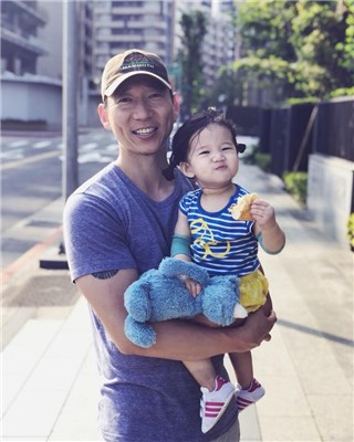 隋棠带着LUCY去吃面包 LUCY甜喂爸爸感觉好幸福