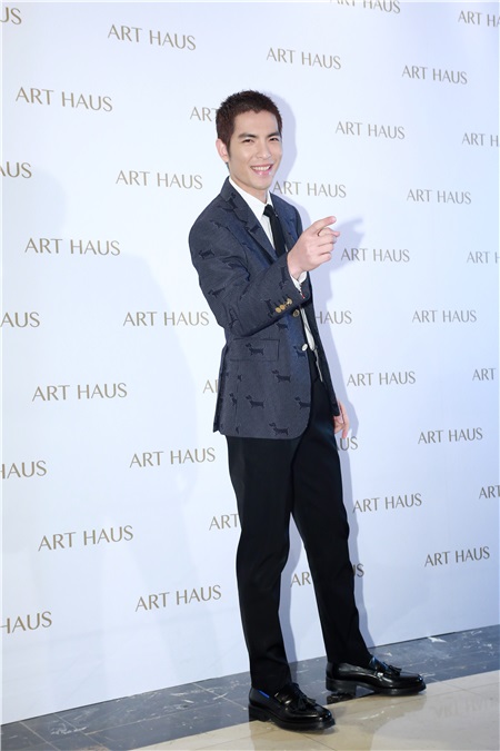 杨丞琳与萧敬腾为《ART HAUS》开幕剪彩