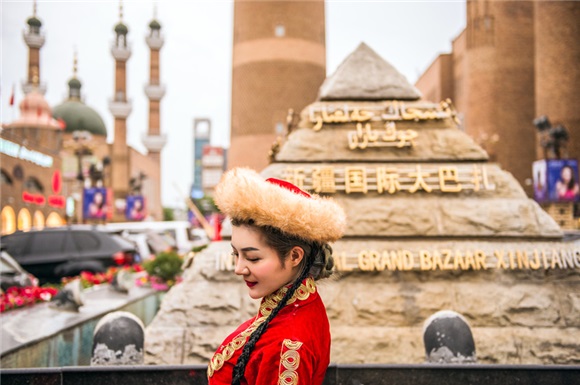 马熙妍唯美新疆写真 中国红引领异域风情