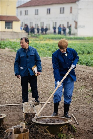 罗志祥在村民指导下挑粪