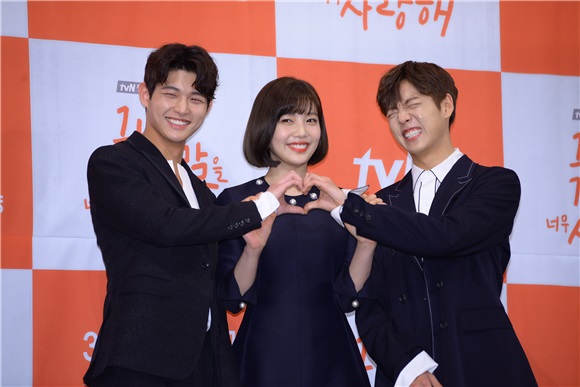 Red Velvet JOY、李玹雨、李瑞元出席tvN新月火剧《她爱上了我的谎》制作报告会