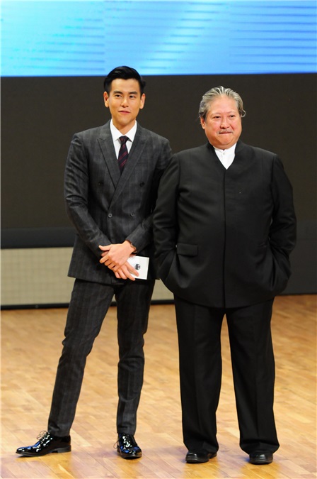成龙助阵洪金宝工作室开幕两王相会 彭于晏为义父站台活泼耍宝秒变「迷弟」