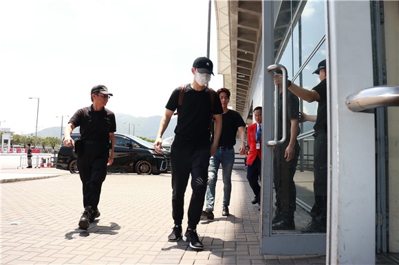 韩团XEO成员离港 粉丝热情道别