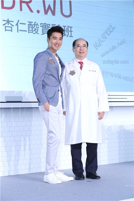 赵又廷旋风返台帅气出席保养品牌代言活动