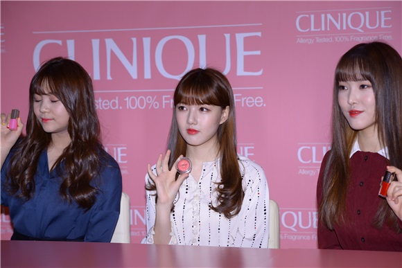 Clinique举办签名会 GFriend集体清纯亮相