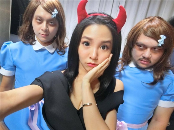郭书瑶化身「恶魔谘商师」 爱的抱抱疗癒经典恐怖片主角