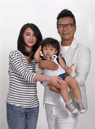 搞笑大王沈玉琳晒家庭照 女儿可爱模样完全复制老婆芽芽