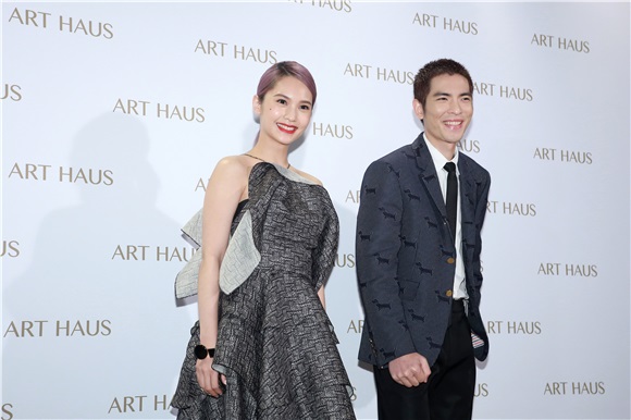 杨丞琳与萧敬腾为《ART HAUS》开幕剪彩