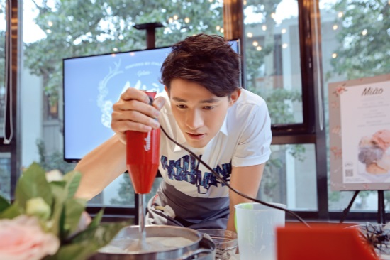 李子峰变甜点师做冰淇淋 网友:这个男人有点甜