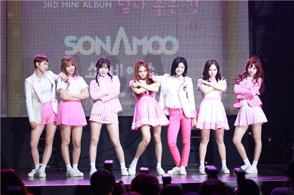 女团SONAMOO29日上午在首尔麻浦区举行第三张迷你专辑发行纪念《Showcase》