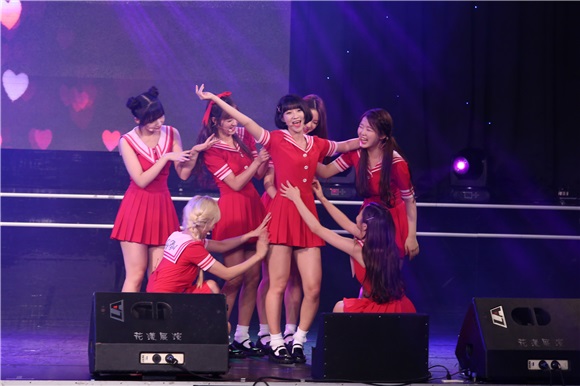 韩国女团OH MY GIRL来台出席专辑粉丝见面会