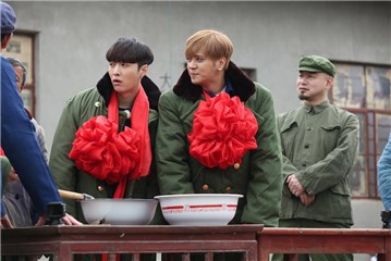 张艺兴和罗志祥认真听村民说话