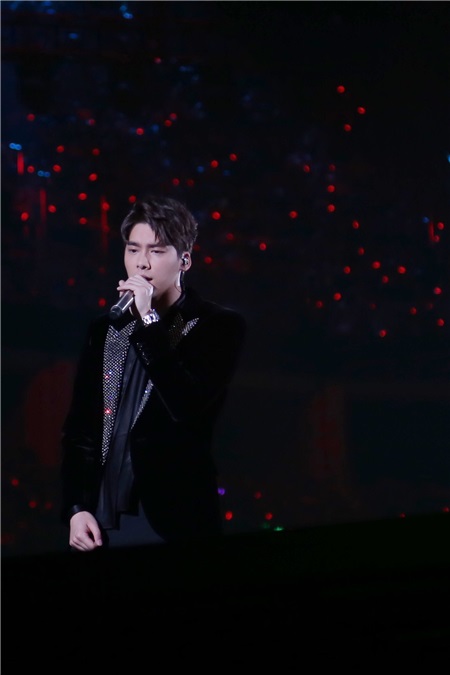 李易峰跨年晚会优雅演绎《角色》 亲创歌词回应所有质疑