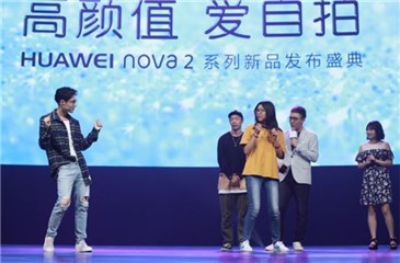 张艺兴与粉丝亲密互动大跳萌舞