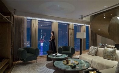 为了买房睡商务车的超女，如今把房卖了睡酒店？