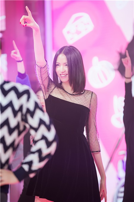 长腿女神张梓琳综艺首秀  美丽可爱自爆吃货本质