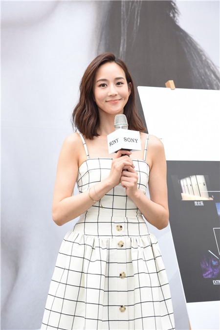 张钧宁亮丽出席耳机代言活动